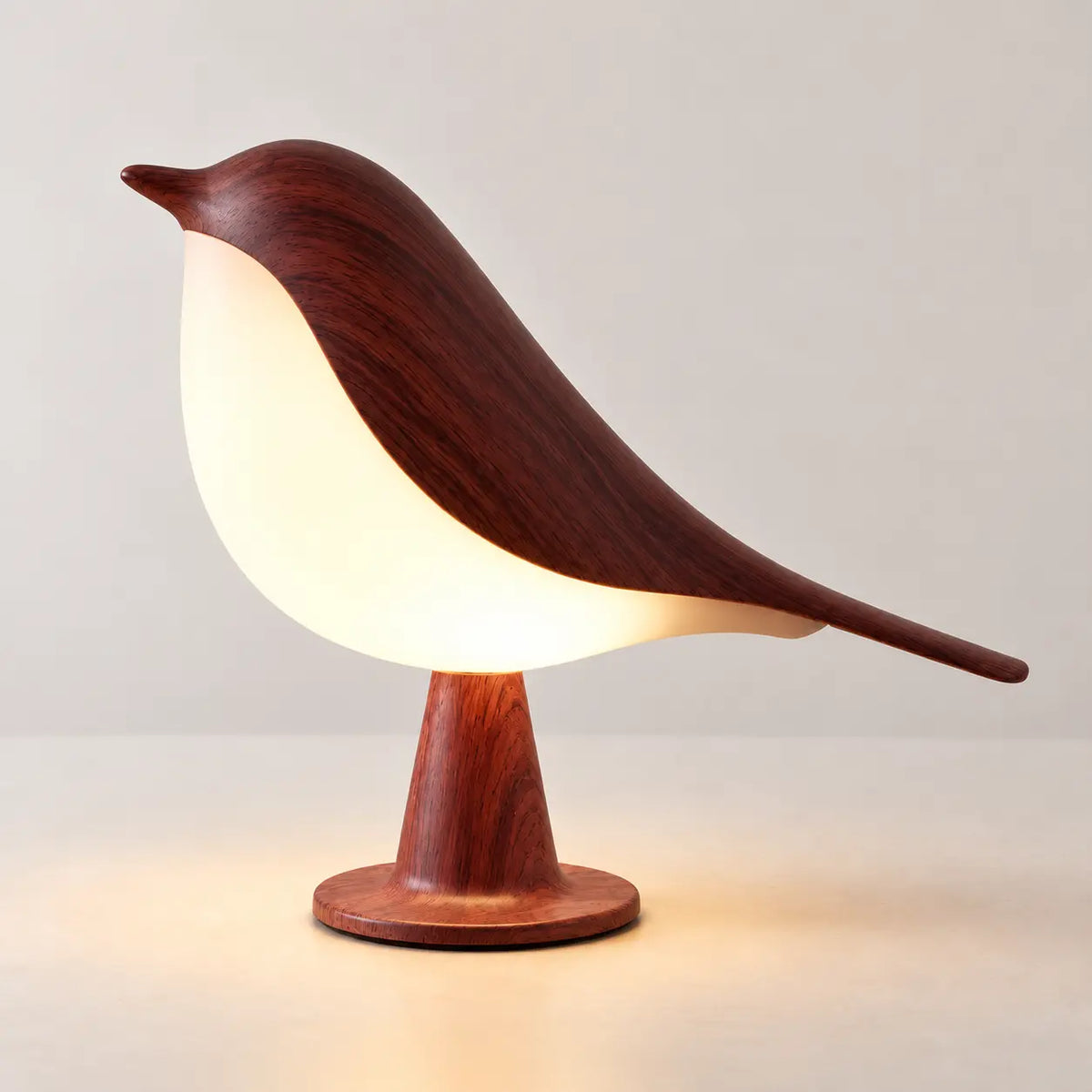 Svala fuglelampe i mørkt træ