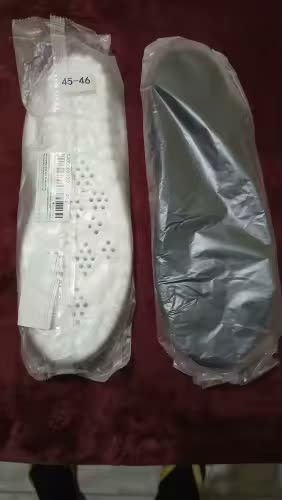 Nyöppnat paket med ExoCloud-sulor i storlek 45-46, en vit och en mörk sula
